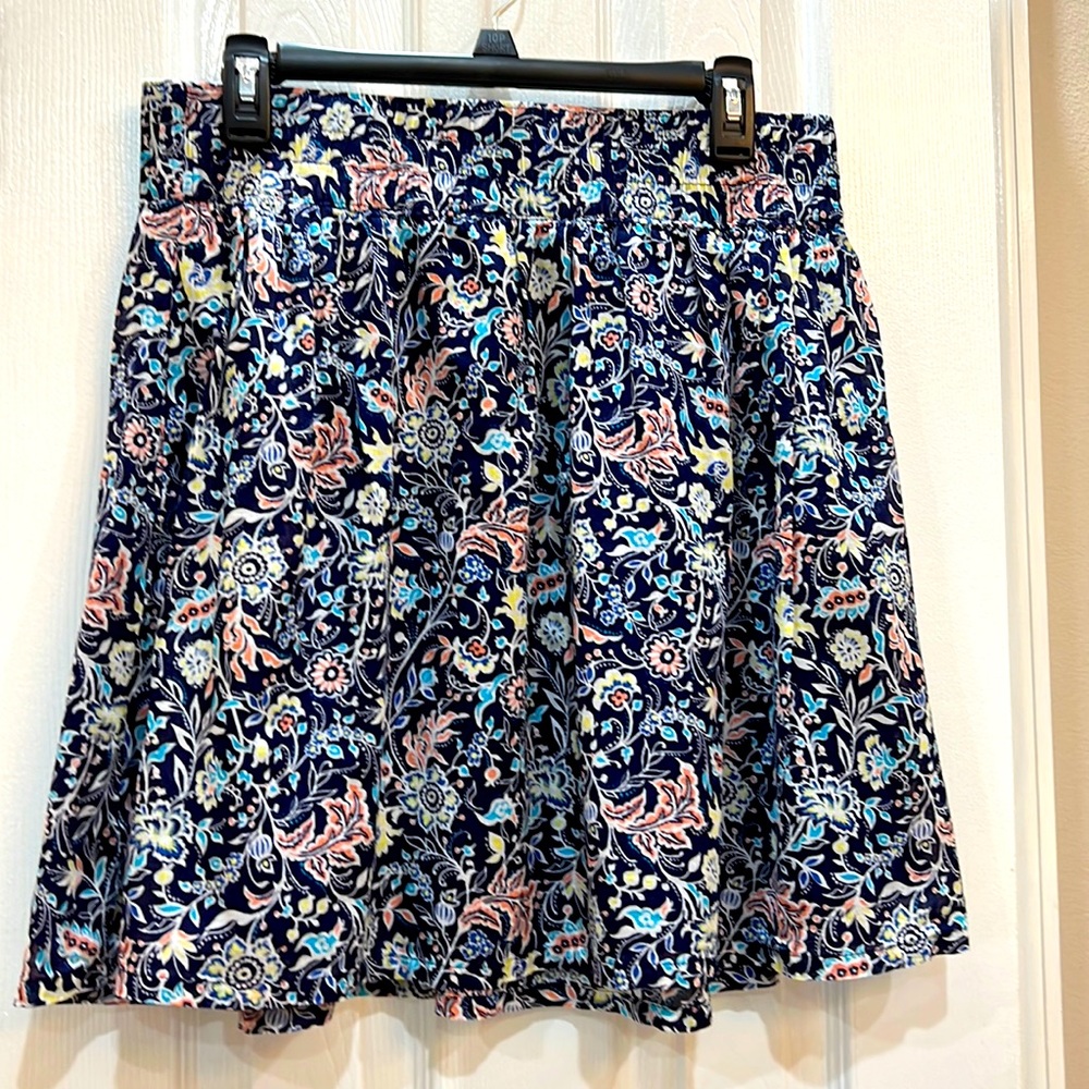 Skirt Size Medium.Elastic waist and pockets. Waist 15 1/2” and length 20”.